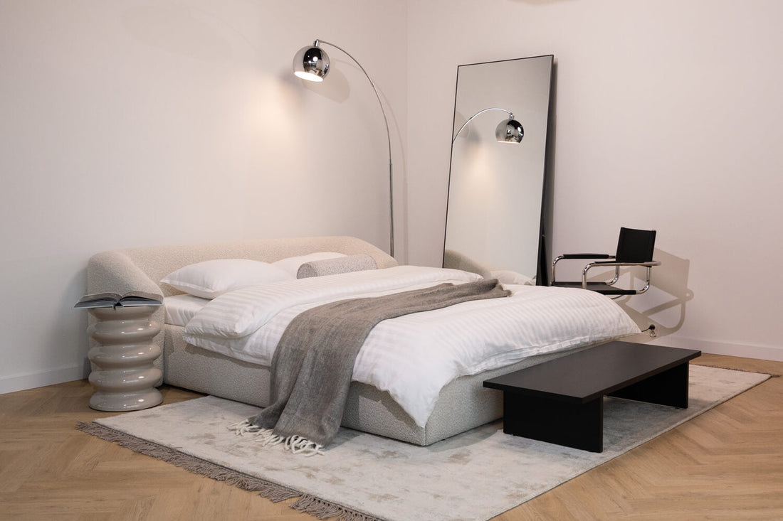 Schlafzimmer im minimalistischen Stil, also ein harmonischer Raum