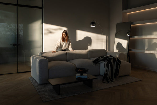 Wie wählt man einen Couchtisch zum Ecksofa? Form, Höhe und Abstand zur Sitzfläche