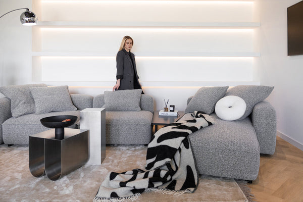 Wie richtet man ein Wohnzimmer mit einer modularen Eckcouch ein? Clevere Kombinationen