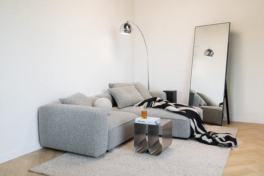 Wie wählt man das ideale Ecksofa für ein kleines Wohnzimmer? Tipps und Inspirationen für 2026